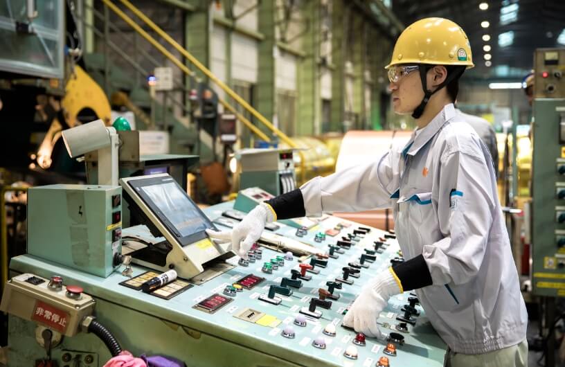 製造オペレーターの仕事風景